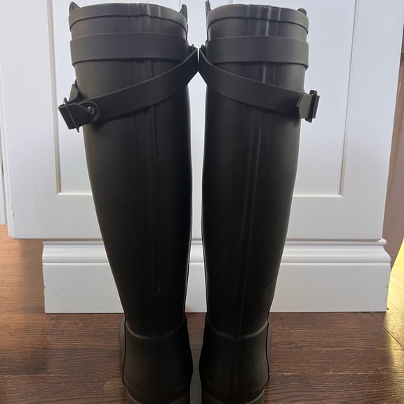 Beautiful sleek black Hunter rain boots! Worn only a handful of times! - Picture 2 of 7